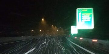 ΤΏΡΑ: Ασθενής χιονόπτωση στο δρόμο Πτολεμαΐδα- Κοζάνη