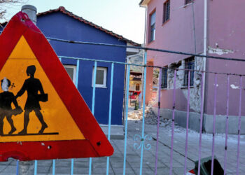 Σεισμός στην Ελασσόνα: «Το κτίριο χόρευε, σκοτείνιασε από τη σκόνη», περιγράφει ο διευθυντής του σχολείου στο Δαμάσι