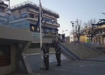 Έπαρση της ελληνικής σημαίας στην κεντρική πλατεία Κοζάνης -Το μικρό άγημα των φαντάρων τραγούδησε τον εθνικό ύμνο-VIDEO