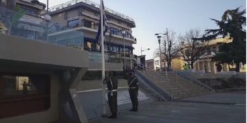 Έπαρση της ελληνικής σημαίας στην κεντρική πλατεία Κοζάνης -Το μικρό άγημα των φαντάρων τραγούδησε τον εθνικό ύμνο-VIDEO