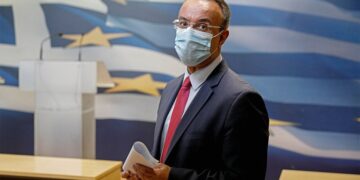 Σταϊκούρας: Η κυβέρνηση εξετάζει σταδιακό άνοιγμα της οικονομίας από τις 22 Μαρτίου