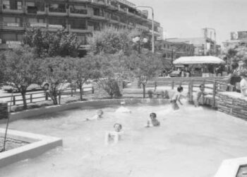 Λιλιπούτειοι κολυμβητές στο σιντριβάνι της κεντρικής μας πλατείας το 1993– Από τη στήλη του κ. Γ. Καζαντζή στον Παλμό 31/03/2021