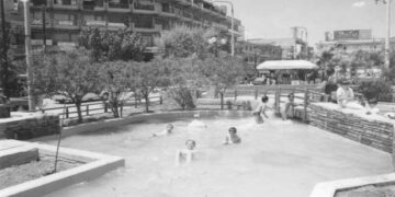 Λιλιπούτειοι κολυμβητές στο σιντριβάνι της κεντρικής μας πλατείας το 1993– Από τη στήλη του κ. Γ. Καζαντζή στον Παλμό 31/03/2021