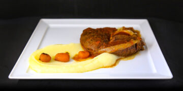 Μοσχάρι Κοκκινιστό με Κρόκο Κοζάνης