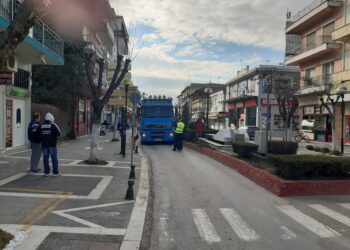 “Σκάλωσε” φορτηγό στο κέντρο της Πτολεμαΐδας