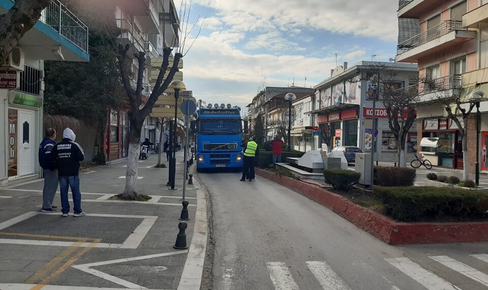 “Σκάλωσε” φορτηγό στο κέντρο της Πτολεμαΐδας
