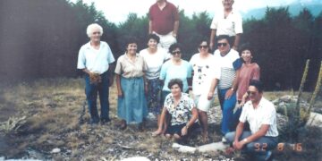 Φιλική παρέα στο καταφύγιο του Συλλόγου ορειβατών τον Αύγουστο 1992- Από τη στήλη του κ. Γ. Καζαντζή στον Παλμό 28/04/2021