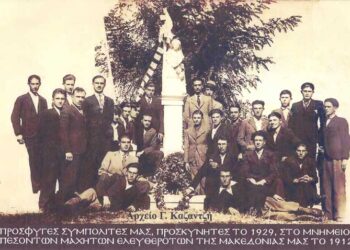 Φιλική προσφυγική παρέα στο Μνημείο πεσόντων μαχητών του Ναλμπάν κιοϊ, το 1929 – Από τη στήλη του κ. Γ. Καζαντζή στον Παλμό 21/04/2021
