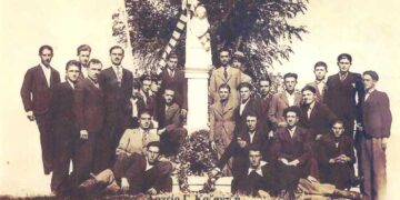 Φιλική προσφυγική παρέα στο Μνημείο πεσόντων μαχητών του Ναλμπάν κιοϊ, το 1929 – Από τη στήλη του κ. Γ. Καζαντζή στον Παλμό 21/04/2021