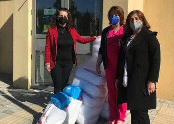 Ο Σύλλογος Γυναικών Εμπορίου παρέδωσε μαξιλάρια και θερμόμετρα στην Παιδιατρική του Μποδοσάκειου