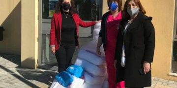 Ο Σύλλογος Γυναικών Εμπορίου παρέδωσε μαξιλάρια και θερμόμετρα στην Παιδιατρική του Μποδοσάκειου