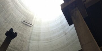 Φωτογραφίες μέσα από τον πύργο ψύξης της 5ης μονάδας του ΑΗΣ Αγ. Δημητρίου, ενδεικτικές του ύψους από το οποίο έπεσαν και έχασαν τη ζωή τους οι δύο εργαζόμενοι