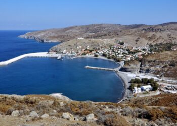 Πως ένα πιλοτικό έργο ΑΠΕ σε ένα μικρό νησί του Αιγαίου μπορεί να αλλάξει την Ελλάδα  Το ενεργειακά αυτόνομο νησί του Άη Στράτη, που χρηματοδοτείται από την Πολιτική Συνοχής της ΕΕ, παράδειγμα για το ενεργειακό μέλλον της χώρας  Του Θοδωρή Καραουλάνη (euractiv.gr)