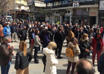 Κοζάνη: Κραυγή αγωνίας από τον εμπορικό κόσμο στη σημερινή παράσταση διαμαρτυρίας-“Απαιτούμε να ενταχθούμε σε ειδικό καθεστώς ενίσχυσης”-Συμβολικό άνοιγμα των καταστημάτων VIDEO