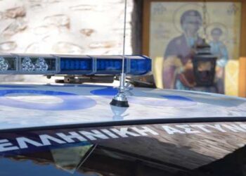 Καστοριά: Αστυνομικοί εν ώρα υπηρεσίας προσέφεραν ένα ζευγάρι παπούτσια σε ηλικιωμένο που το είχε ανάγκη