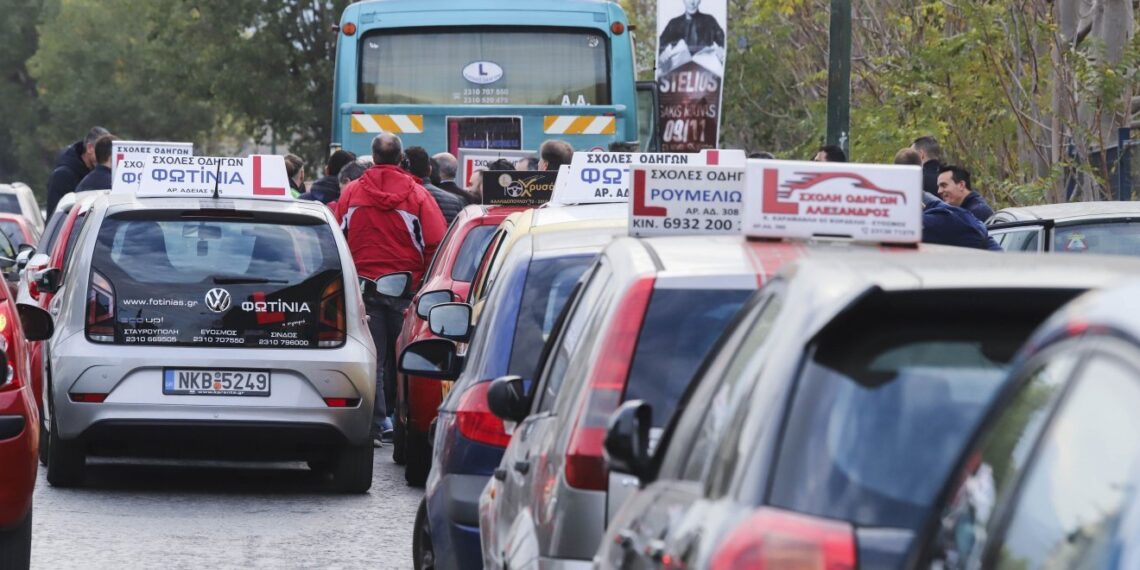 Σχολές οδηγών: Ανοίγουν με self test σε δασκάλους, εξεταστές και εξεταζόμενους