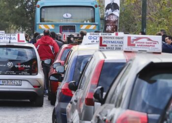 Σχολές οδηγών: Ανοίγουν με self test σε δασκάλους, εξεταστές και εξεταζόμενους