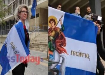 «Είσαι η νέα Μπουμπουλίνα»: Τραγούδησαν τον εθνικό ύμνο στην μητέρα που εναντιώθηκε στα self tests