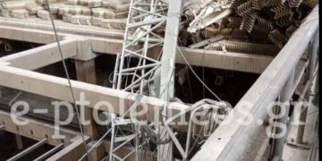 Το “καλάθι” που έπεσε κατά το χτεσινό εργατικό ατύχημα στον Άγιο Δημήτριο, όπου οι 2 άτυχοι εργαζόμενοι έχασαν τη ζωή τους-ΦΩΤΟ