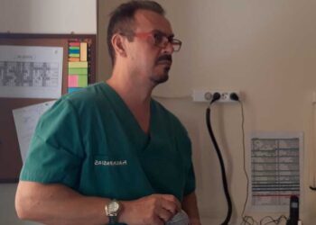 Ανάρτηση – “γροθιά στο στομάχι” του γιατρού στο Μαμάτσειο Νίκου Καραπασιά – “Λοιπόν | ελπίζω να κάνω λάθος αλλά έτσι όπως πήγε το θέμα νομίζω πως θα ζήσουμε πρωτοφανείς καταστάσεις. Σώζεται? Σώζεται. Πλην του εμβολιασμού. Η ατομική ευθύνη. Προστατέψτε γονείς, τέκνα, συζύγους, συγγενείς και φίλους. Κυρίως προστατέψτε τον εαυτό σας. Έτσι μόνο θα δούμε φώς στο τούνελ.”