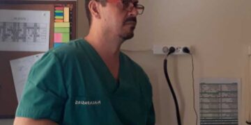 Ανάρτηση – “γροθιά στο στομάχι” του γιατρού στο Μαμάτσειο Νίκου Καραπασιά – “Λοιπόν | ελπίζω να κάνω λάθος αλλά έτσι όπως πήγε το θέμα νομίζω πως θα ζήσουμε πρωτοφανείς καταστάσεις. Σώζεται? Σώζεται. Πλην του εμβολιασμού. Η ατομική ευθύνη. Προστατέψτε γονείς, τέκνα, συζύγους, συγγενείς και φίλους. Κυρίως προστατέψτε τον εαυτό σας. Έτσι μόνο θα δούμε φώς στο τούνελ.”