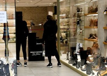 Lockdown: Σηκώνει ρολά το λιανεμπόριο από σήμερα – Πώς θα γίνονται οι αγορές- Αντιδράσεις σε Αχαΐα, Θεσσαλονίκη και Κοζάνη – Ανακοινώσεις για έκτακτο βοήθημα στις 09:00