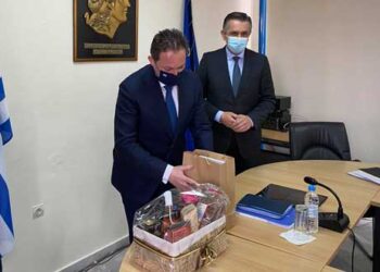 Το καλάθι με Δυτικομακεδονικά προϊόντα που δώρισε στον Στέλιο Πέτσα ο Περιφερειάρχης