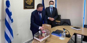 Το καλάθι με Δυτικομακεδονικά προϊόντα που δώρισε στον Στέλιο Πέτσα ο Περιφερειάρχης