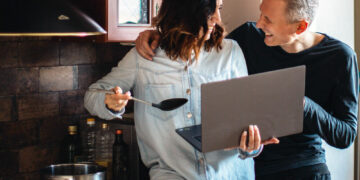 Θα φανταζόσασταν τη ζωή σας στην πανδημία χωρίς κινητό και ίντερνετ;