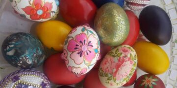 Το βάψιμο των αυγών σήμερα Μ. Πέμπτη (της Κούλας Πουλασιχίδου)