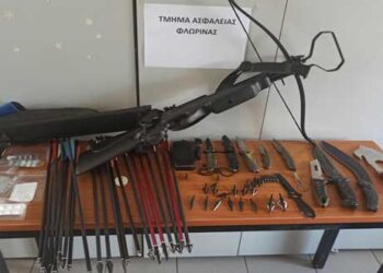 Συνελήφθη 42χρονος στην Ημαθία, από αστυνομικούς της Ασφάλειας Φλώρινας, με βαλλίστρα, μαχαίρια, τσεκούρι και ναρκωτικά χάπια