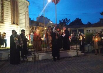 Το Χριστός Ανέστη σε κλίμα κατάνυξης στον Ι.Ν. Αγίων Κωνσταντίνου και Ελένης Κοζάνης (φώτο-βίντεο)