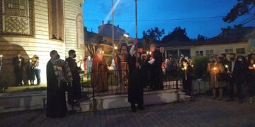 Το Χριστός Ανέστη σε κλίμα κατάνυξης στον Ι.Ν. Αγίων Κωνσταντίνου και Ελένης Κοζάνης (φώτο-βίντεο)