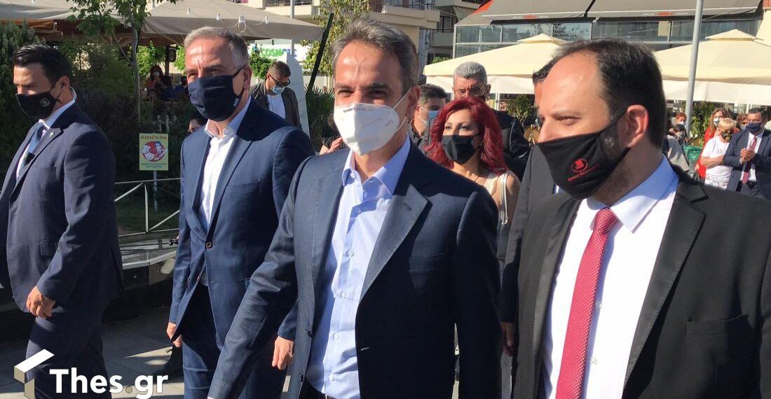 Ο Κυριάκος Μητσοτάκης στην Καλαμαριά: Τι είπε σε γυναίκα που δεν έκανε το εμβόλιο και ο διάλογος με πιτσιρικά για τα self test