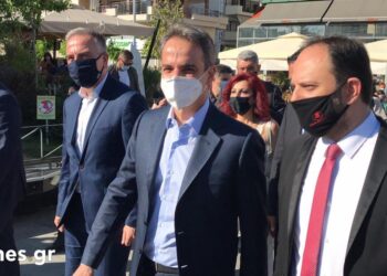 Ο Κυριάκος Μητσοτάκης στην Καλαμαριά: Τι είπε σε γυναίκα που δεν έκανε το εμβόλιο και ο διάλογος με πιτσιρικά για τα self test