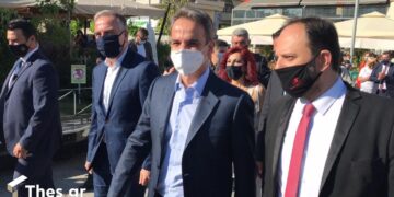 Ο Κυριάκος Μητσοτάκης στην Καλαμαριά: Τι είπε σε γυναίκα που δεν έκανε το εμβόλιο και ο διάλογος με πιτσιρικά για τα self test