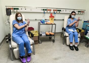 Υποχρεωτικός εμβολιασμός: Πιο κοντά πλέον για τους υγειονομικούς μετά την απόφαση για την ΕΜΑΚ