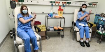 Υποχρεωτικός εμβολιασμός: Πιο κοντά πλέον για τους υγειονομικούς μετά την απόφαση για την ΕΜΑΚ