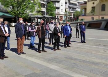 Κοζάνη: Οι καταθέσεις στεφάνων από Εργατικό Κέντρο και ΑΔΕΔΥ για την Εργατική Πρωτομαγιά