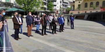 Κοζάνη: Οι καταθέσεις στεφάνων από Εργατικό Κέντρο και ΑΔΕΔΥ για την Εργατική Πρωτομαγιά