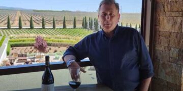 Τα οινοποιεία ανοίγουν και οι οινοποίοι καλούν όλο το κόσμο να τα επισκεφθούν και να ζήσουν μια ξεχωριστή εμπειρία (βίντεο)