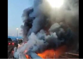 Θεσσαλονίκη: Φωτιά σε βαγόνια στον σιδηροδρομικό σταθμό