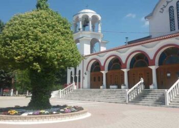 “ΕΝΤΥΠΩΣΙΑΖΕΙ” η αναβαθμισμένη εικόνα του ανθοστόλιστου εξωτερικού χώρου, του Ιερού Ναού Αγίας Σκέπης Πτολεμαΐδας! (της Κούλας Πουλασιχίδου)