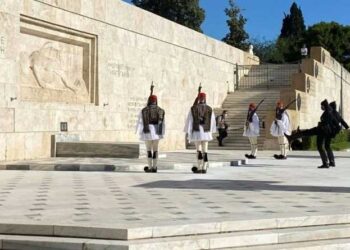 Έγινε η πρώτη αλλαγή φρουράς – Δύο Πόντιοι αντάρτες φυλάνε σκοπιά στο Μνημείο του Άγνωστου Στρατιώτη