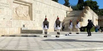 Έγινε η πρώτη αλλαγή φρουράς – Δύο Πόντιοι αντάρτες φυλάνε σκοπιά στο Μνημείο του Άγνωστου Στρατιώτη