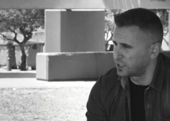 Συγκλονίζει ο αστυνομικός που βρήκε την Κάρολαϊν με το μωρό δίπλα της: “Ένα κομμάτι από την καρδιά μου θα έχει μείνει σε αυτό το δωμάτιο”-VIDEO