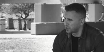 Συγκλονίζει ο αστυνομικός που βρήκε την Κάρολαϊν με το μωρό δίπλα της: “Ένα κομμάτι από την καρδιά μου θα έχει μείνει σε αυτό το δωμάτιο”-VIDEO