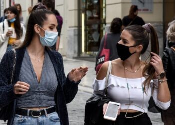 Βατόπουλος (Καθηγητής Μικροβιολογίας) για μάσκες: Θα τις έχουμε όλο το 2021 -Δεν θα απαλλαγούμε εύκολα