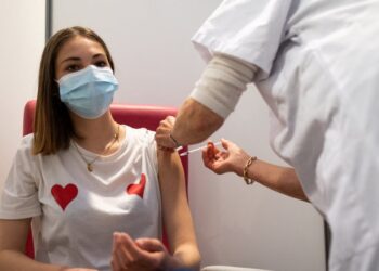 Λαμία: Χαμός σε εμβολιαστικό κέντρο με γιατρό-αρνητή του εμβολίου -«Γιατί ήρθατε να το κάνετε, κινδυνεύετε», έλεγε στους πολίτες