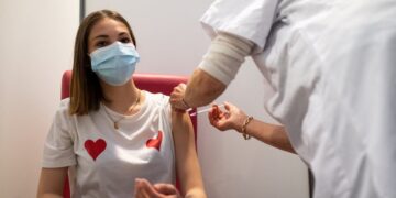 Λαμία: Χαμός σε εμβολιαστικό κέντρο με γιατρό-αρνητή του εμβολίου -«Γιατί ήρθατε να το κάνετε, κινδυνεύετε», έλεγε στους πολίτες